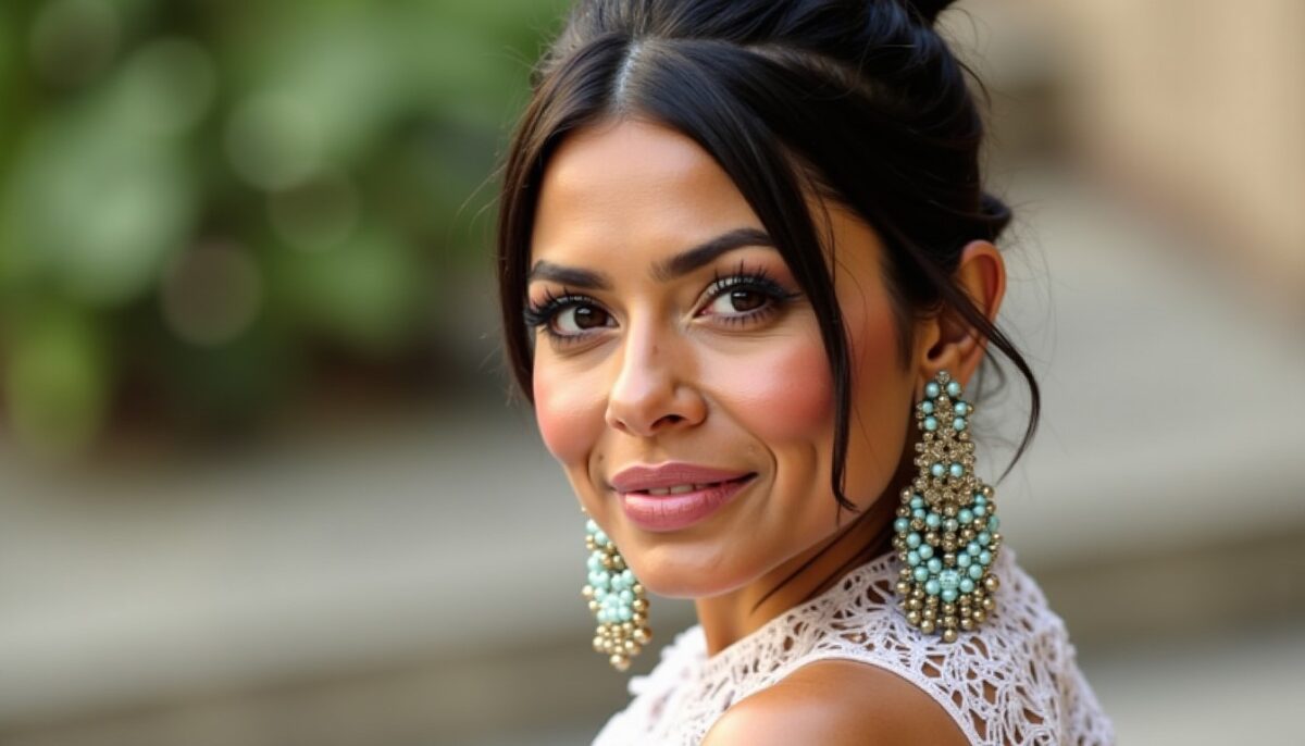 Sortilège bohème : Vanessa Hudgens sublime son look avec un chignon élégant